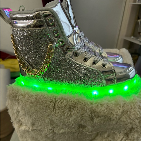 NWOT Silver Glitter High-Top Sneakers w/Gold Chain & 8 light variations, Size 4 - Picture 10 of 10